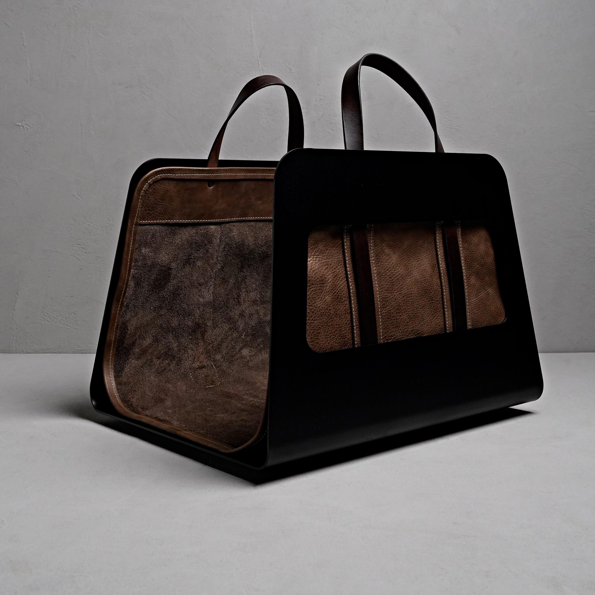 Kaminholzkorb aus schwarzem Metall mit brauner Ledertragetasche