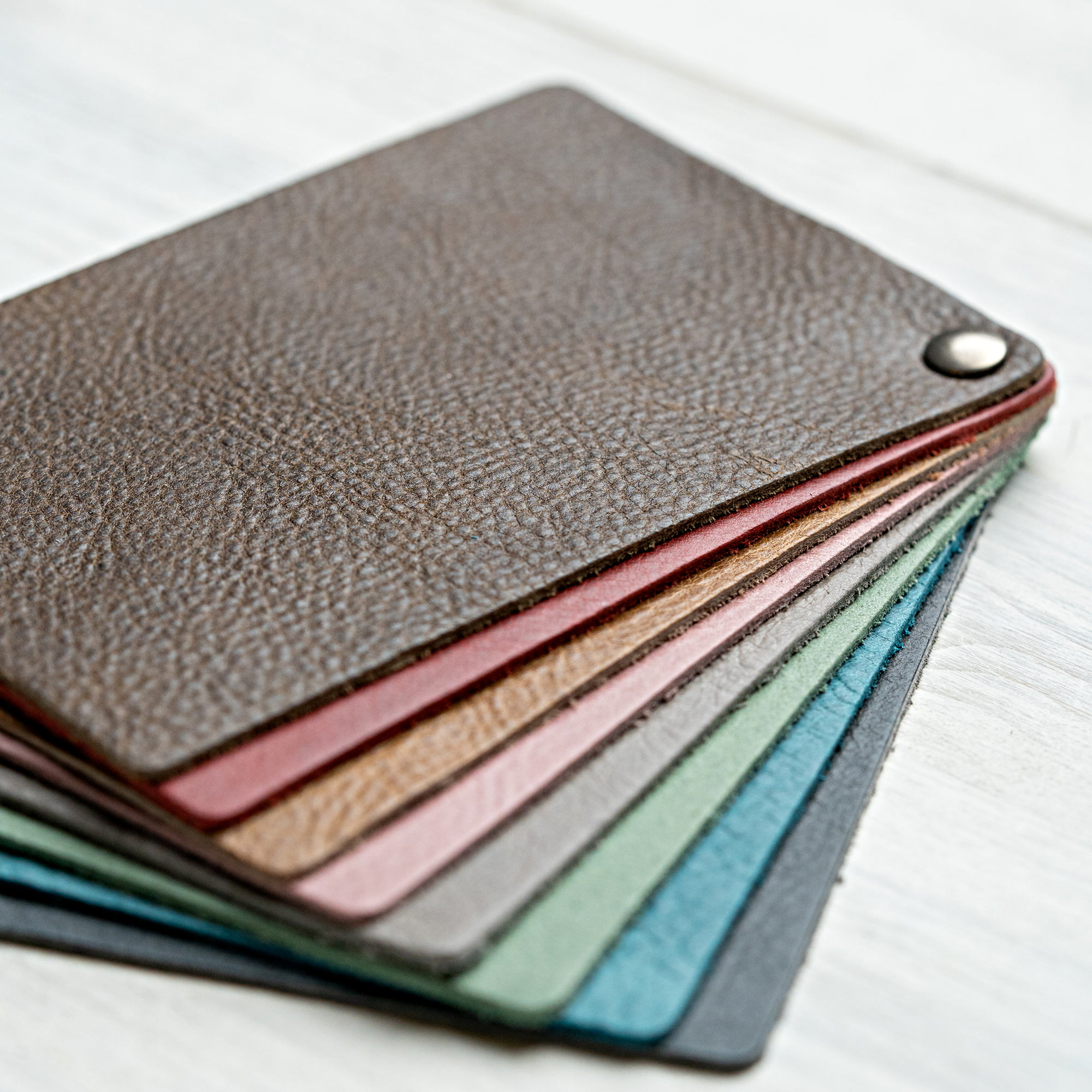 Nuancier de couleurs en cuir naturel