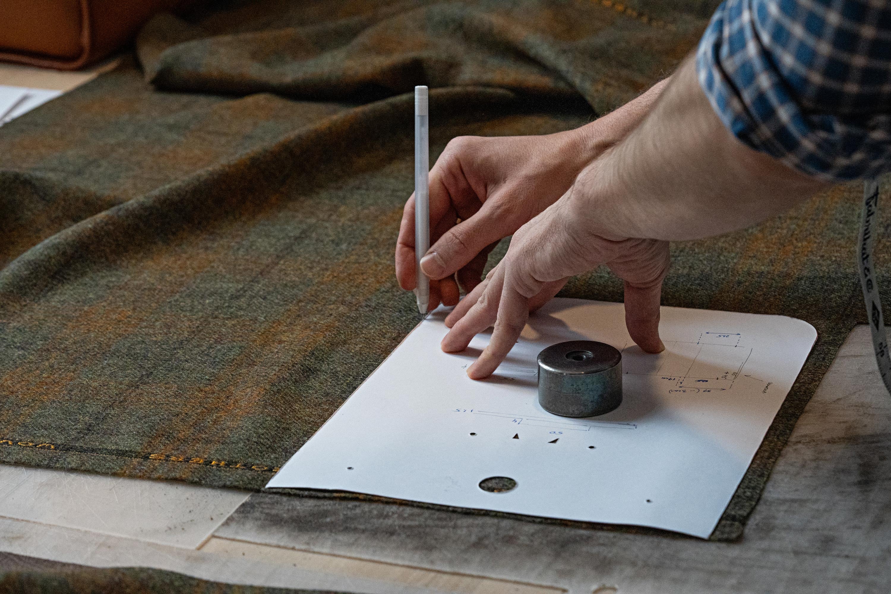 Zuschnitt von Innenfutter in unserer Manufaktur