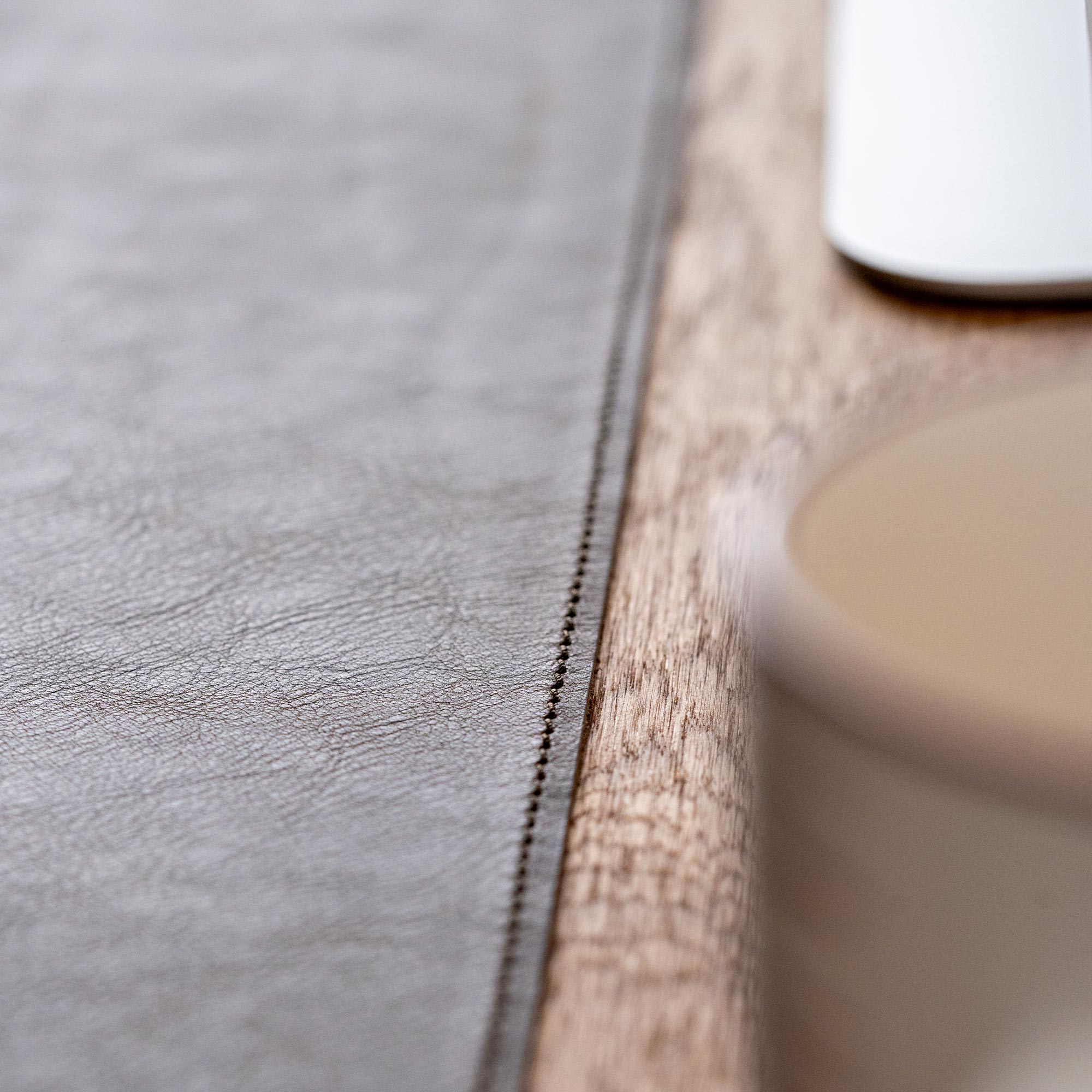 Zoom couture sous-main cuir naturel